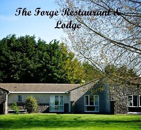 Forge Motel & Firehouse Restaurant St Clears Buitenkant foto